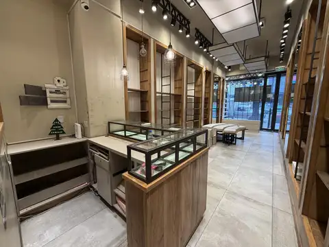 Local 110m2. Sobre Av. Rivadavia. Excelente Estado.