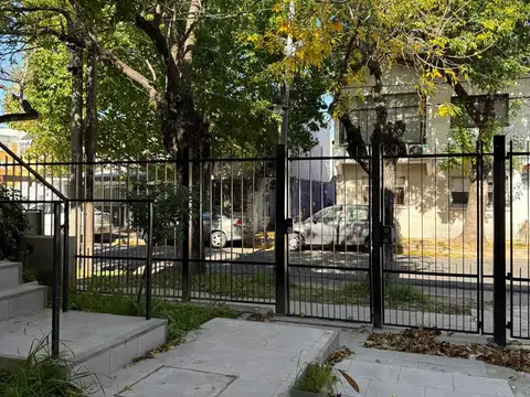 PH DE TRES AMBIENTES EN PLANTA BAJA AL FRENTE   RECICLADO A NUEVO CON JARDÍN Y COCHERA