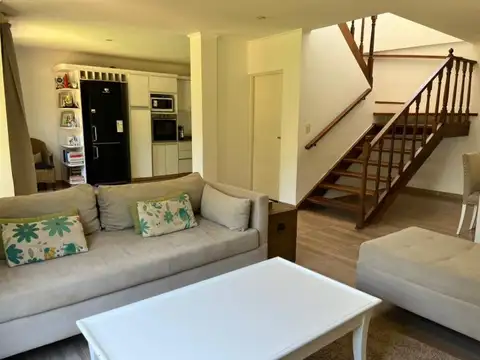 Casa 6 ambientes con 4 baños