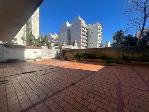 Departamento 4 ambientes c/dependencia, gran patio y cochera