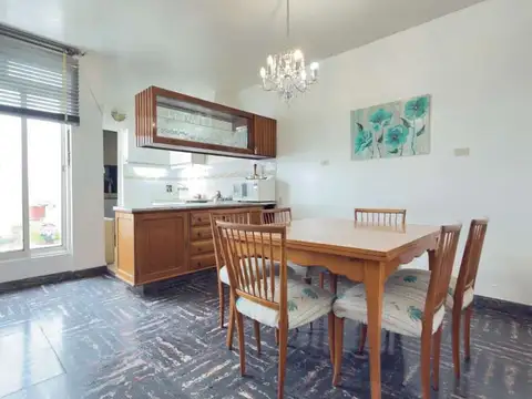 CASA VENTA LA PLATA CON LOCAL COMERCIAL Y COCHERA