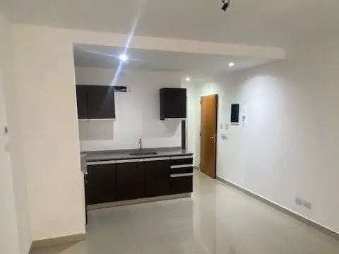 Amplio monoambiente con balzon aterrazado