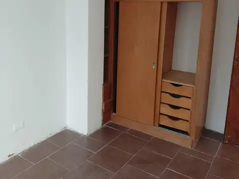 IMPECABLE  EN VENTA DPTO DE PASIILLO DE 2 DORMITORIOS   CON PATIO Y BALCON 