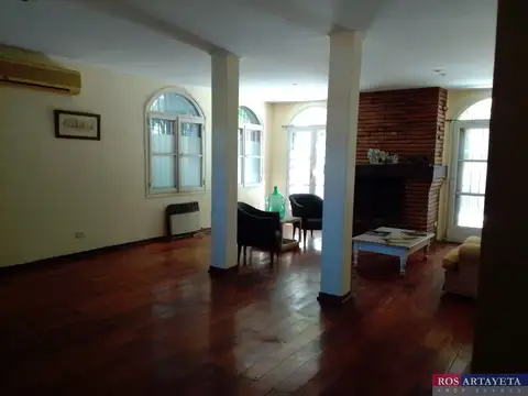 Casa 6 ambientes con 2 baños