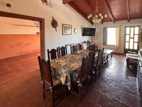 Casa 6 ambientes con 2 baños