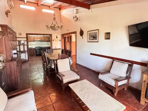 Casa 6 ambientes con 2 baños
