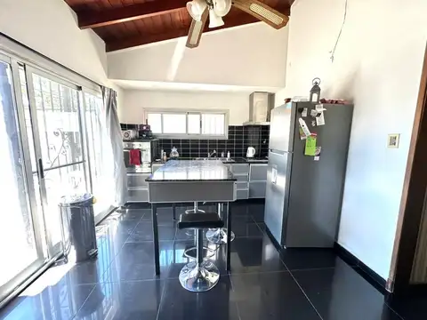 VENTA CASA 5 AMBIENTES CON JARDIN Y PILETA QUILMES