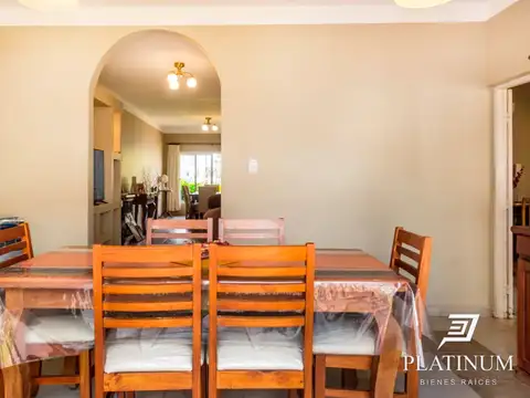 Casa 6 ambientes con 5 baños