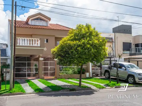 Casa en Venta con 2 cocheras