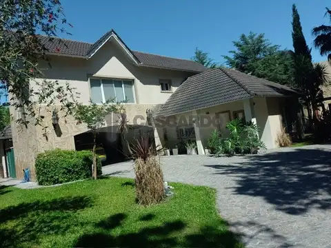 Chalet de 3 ambientes más departamento de 2 ambientes. Con piscina. Apto crédito.