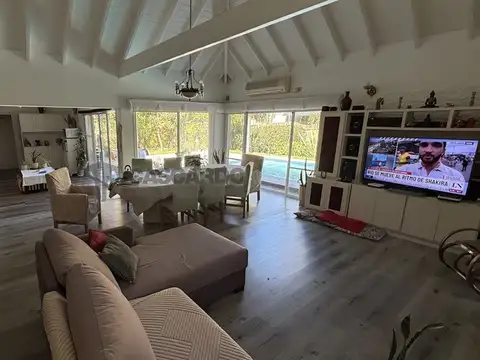 Casa en Venta con 2 cocheras