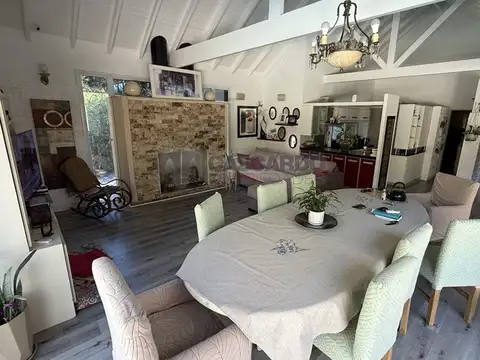 Chalet de 3 ambientes más departamento de 2 ambientes. Con piscina. Apto crédito.
