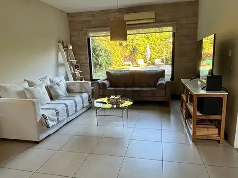 Casa 8 ambientes con 2 baños