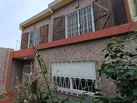 ALQUILER CASA 5 AMBIENTES DOS PLANTAS MORENO