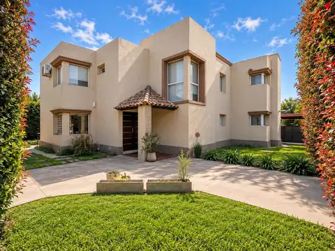 VENTA - Casa 4 dormitorios Roldan