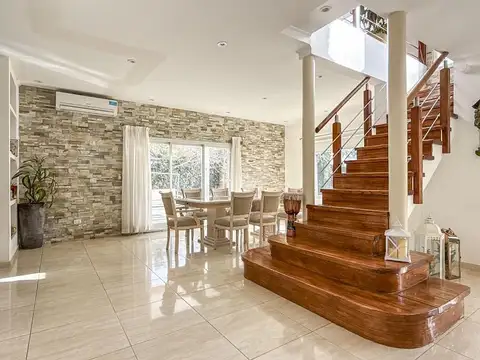 Casa en Venta con 2 cocheras