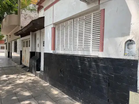 Casa en lote propio con jardín y potencial de desarrollo – Villa del Parque