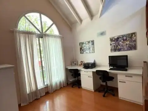 Casa en Venta con 4 cocheras