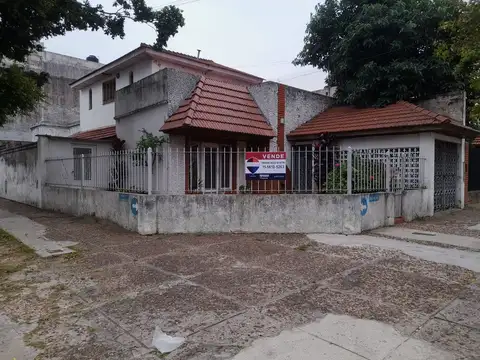CASA EN VENTA IDEAL PARA 2 FLIAS, SUIPACHA AL 2900
