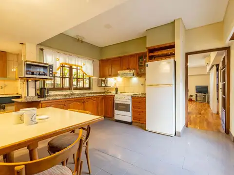 Casa 6 ambientes con 2 baños