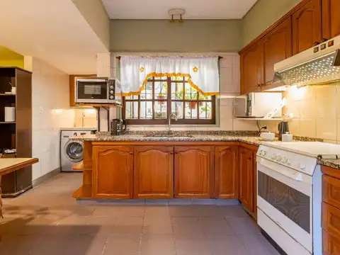 VENTA CASA 6 AMB OLIVOS ROCHE COCHERA Y JARDIN