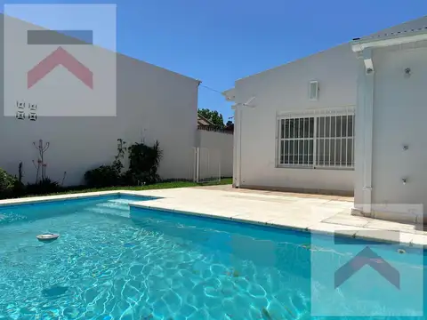 Impecable Chalet con 5 dormitorios y pileta en Punta Chica