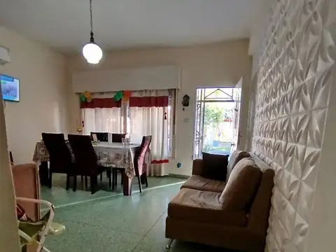 Casa 6 ambientes con 2 baños