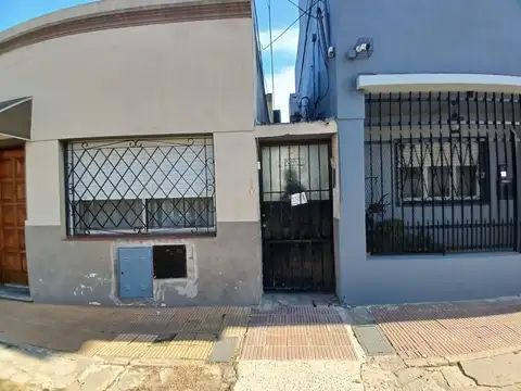 Casa P.H 3 Ambientes con patio y terraza a Refaccionar