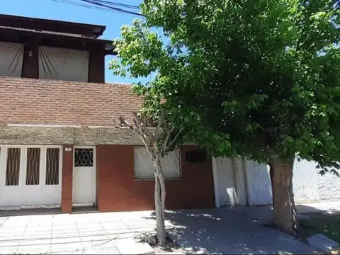 CASA AMPLIA MULTIFAMILIAR CON DOS PROPIEDADES GRANDES