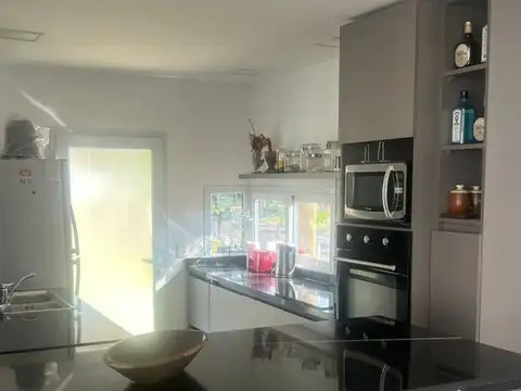 Casa en Alquiler con 3 cocheras