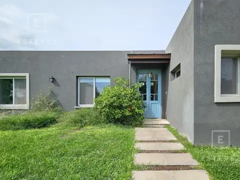 Casa con pileta y jardín parquizado en venta. Barrio Cerrado San Matías, Escobar