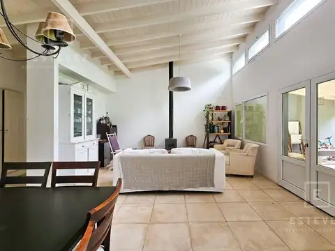Casa 6 ambientes con 2 baños