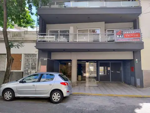 Departamento de dos ambientes con balcón y patio.