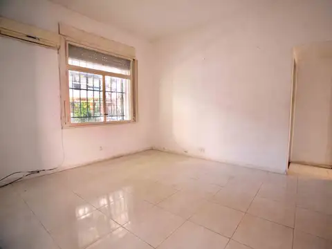Vendo divino PH al frente de 2 ambientes con patio
