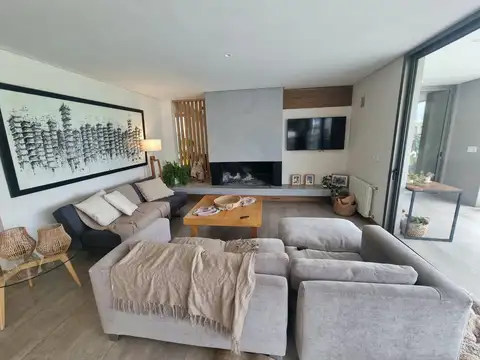 Casa 7 ambientes con 3 baños