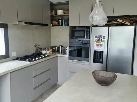 Casa en Alquiler con 2 cocheras