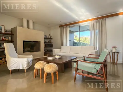 Casa en Venta con 3 cocheras