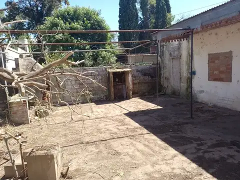 Se vende casa a refaccionar