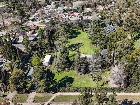 Casa a la venta con muy amplio terreno.