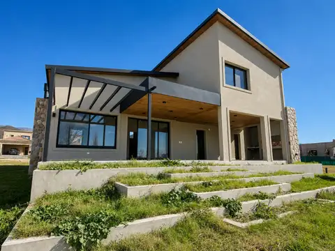 Casa 4 ambientes con 3 baños