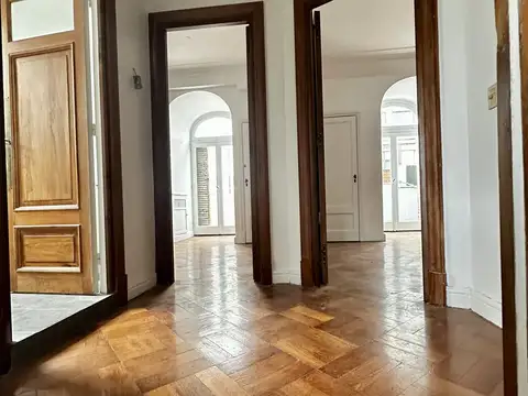OPORTUNIDAD EDIFICIO DE ESTILO. PISITO FRENTE Y CONTRAFRENTE DE 90 m TRES AMBIENTES CON DEPENDENCIA – BALCÓN. SOLEADO