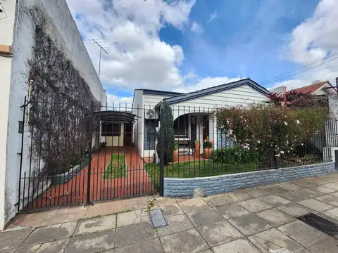Casa 5 ambientes, jardin con pileta, cochera-en venta