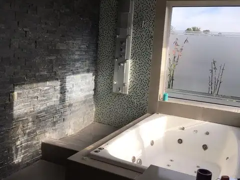 Casa en Alquiler con 2 cocheras