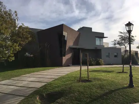 Casa 5 ambientes con 4 baños