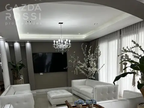 Casa en Venta con 3 cocheras