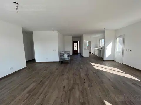 Casa 6 ambientes con 2 baños