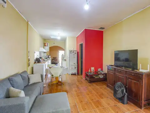 Casa 4 ambientes con 2 baños