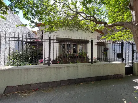 VENTA / PERMUTA - Casa de 2 dormitorios   Comodín con patio. Abasto, Rosario.