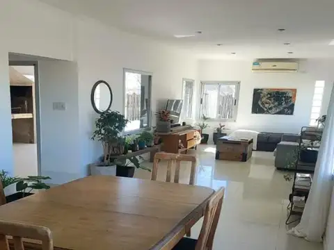 Casa en Alquiler con 2 cocheras