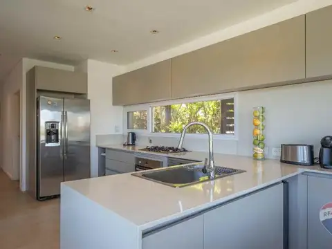 Casa en Venta con 5 cocheras